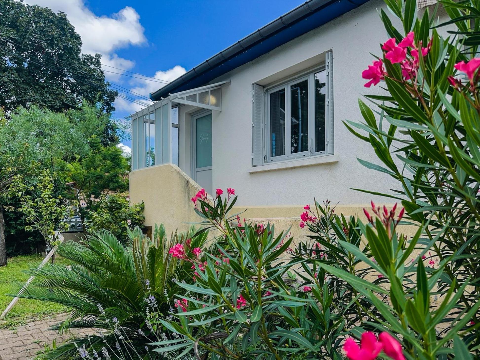 Serenity Suite Vénissieux Екстериор снимка